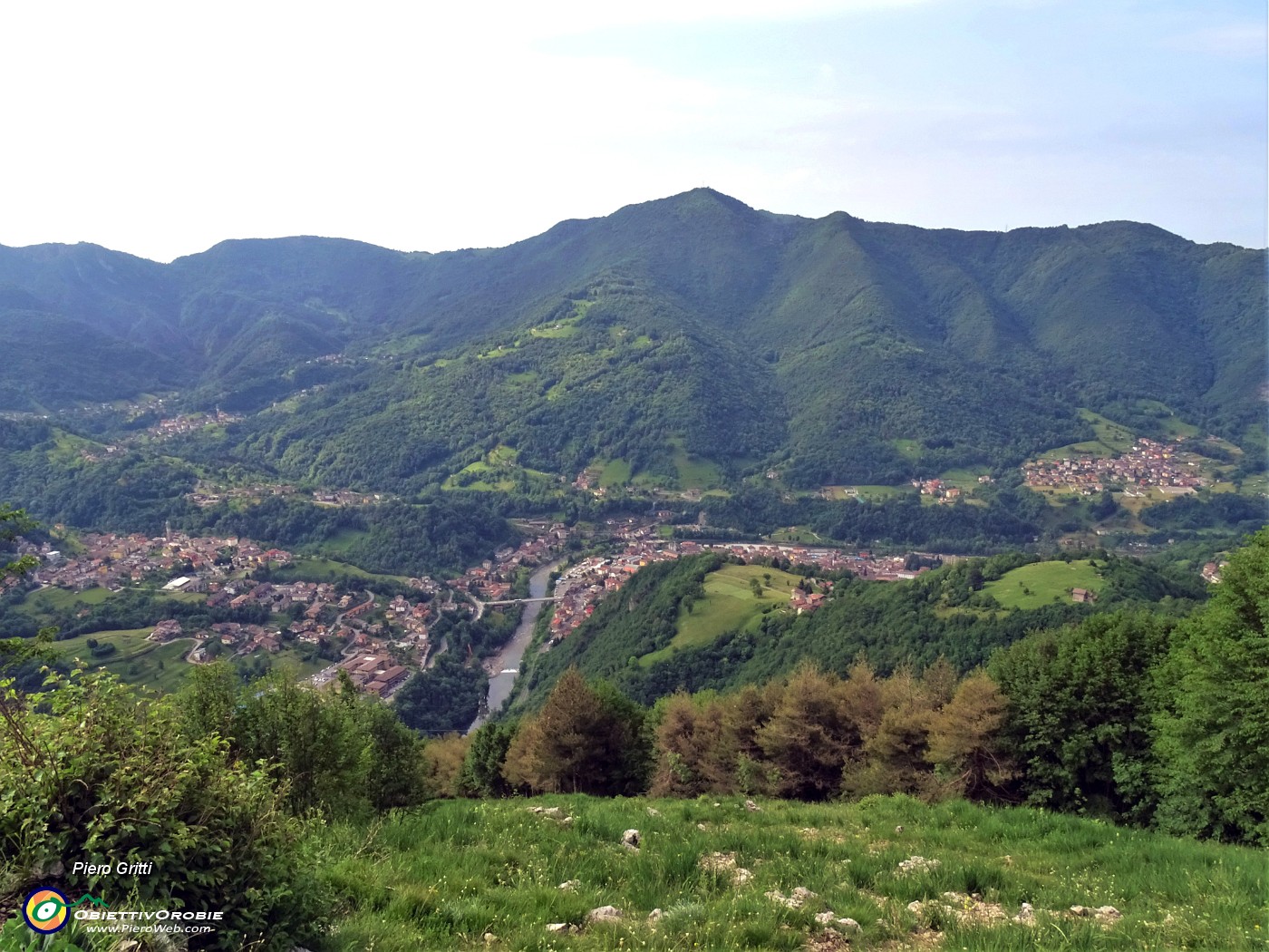 24 Dal Pizzo (921 m) vista spettacolare su Zogno, le frazioni e il Canto Alto.JPG -                                